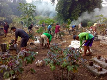 TRADISI GEREN/ GOTONG-ROYONG PEMBERSIHAN MAKAM